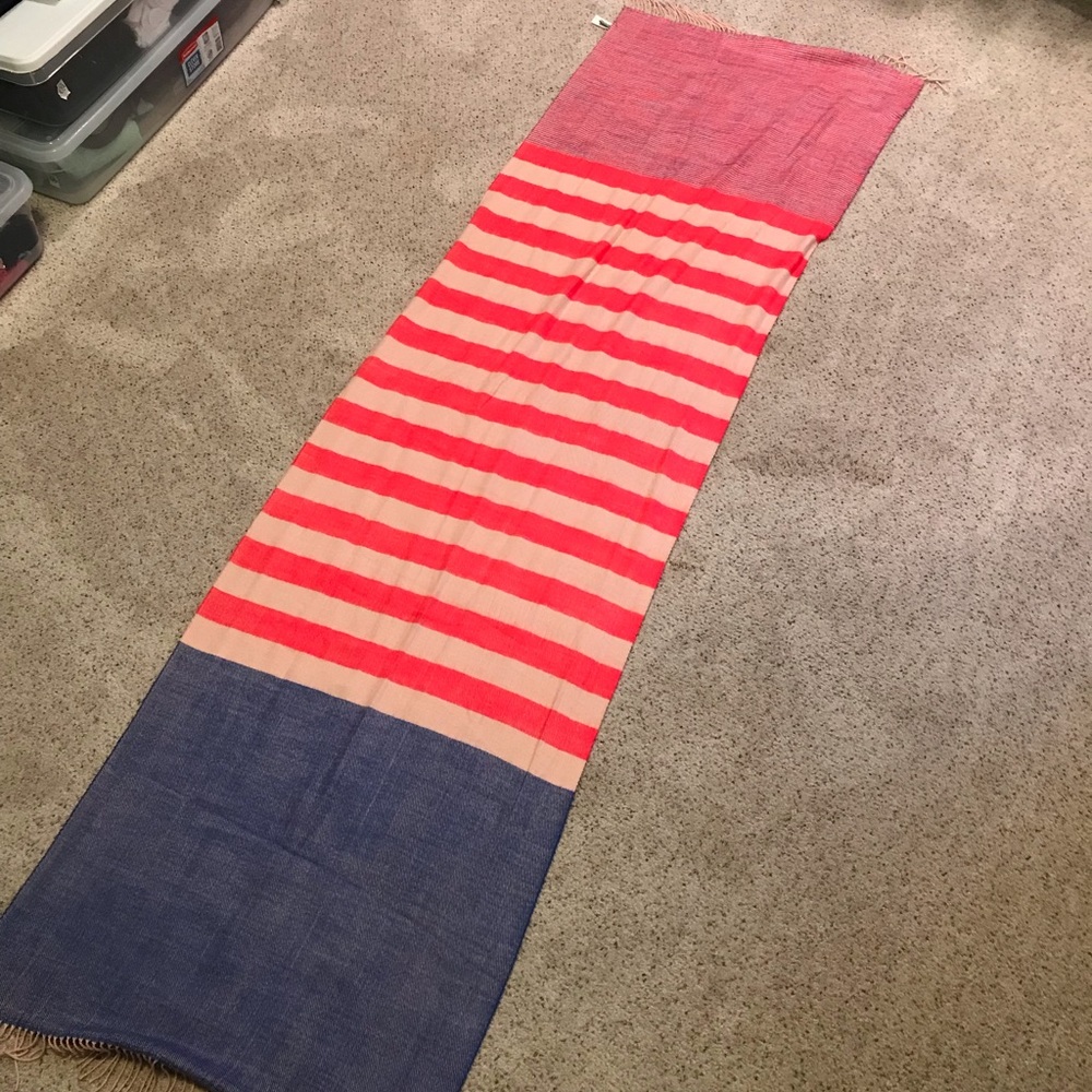Gap scarf/wrap